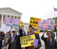 Manifestantes protestan frente al Tribunal Supremo de Estados Unidos el martes 3 de mayo de 2022 en Washington.