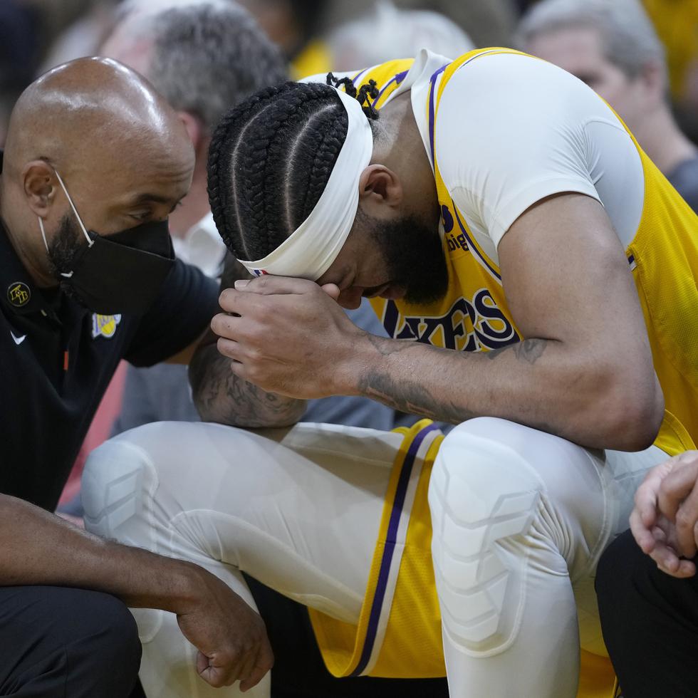 Anthony Davis, alero de los Lakers de Los Ángeles, se sienta en el banquillo tras lastimarse en un partido de playoffs ante los Warriors de Golden State, el miércoles 10 de mayo de 2023