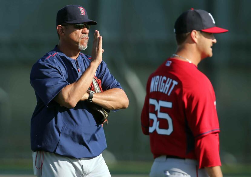 Juanchi Nieves -en gestiones como entrenador de lanzadores de los Red Sox de Boston- regresa al béisbol invernal tras varios años de ausencia. (Archivo)