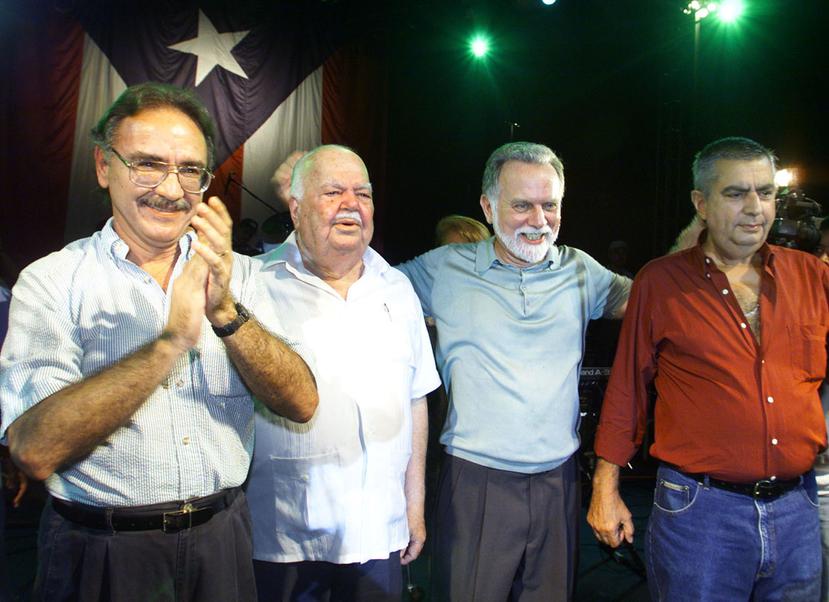 Gallisá (extrema derecha) junto a los líderes independentistas Fernando Martín (izquierda), Juan Mari Bras y Rubén Berríos en el Festival de Claridad en el 2000.