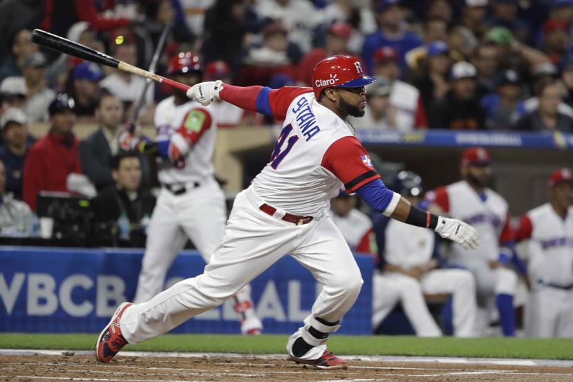 El dominicano Carlos Santana batea un hit en la segunda entrada del partido ante Estados Unidos en la segunda ronda del Clásico Mundial de Béisbol. (AP)