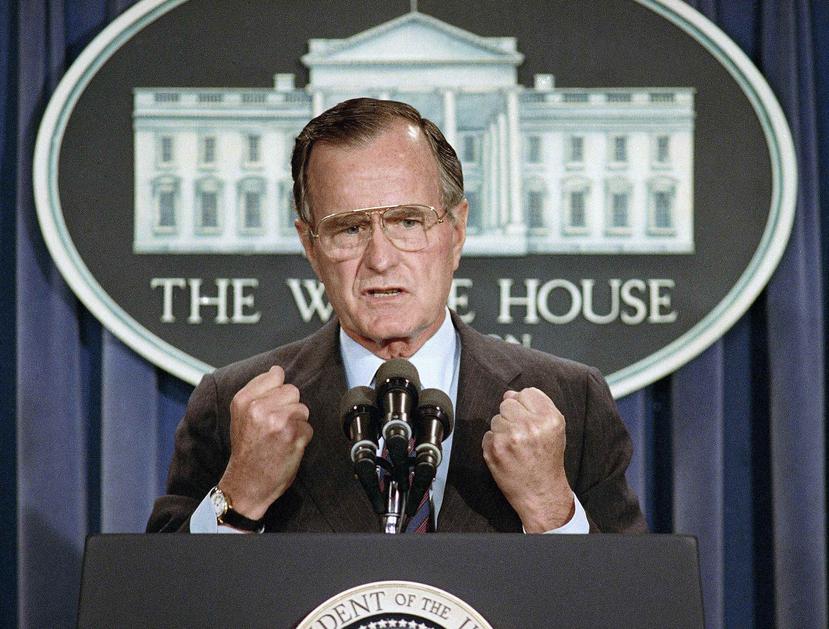 Bush en 1989 en el salón de prensa de la Casa Blanca. (AP)