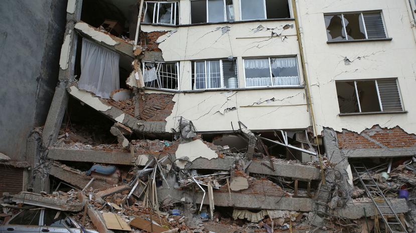 El sismo tiró varios edificios de viviendas y provocó daños graves en otros. (AP)
