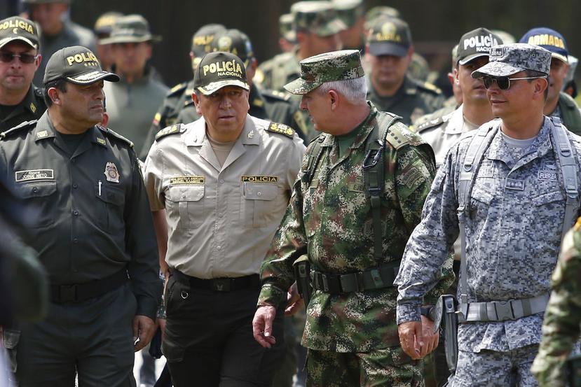 El jefe de Policía de Ecuador (segundo izq.), habla con su homólogo colombiano, el general Jorge Nieto, y el comandante de las Fuerzas Armadas de Colombia, general José Mejía (tercero izq.) luego de reunirse en una base policial antinarcóticos en Tumaco,