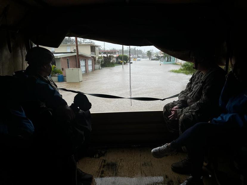 Jonathan Cuevas, especialista en emergencias médicas de combate de la Guardia Nacional de Puerto Rico, observa el panorama de las inundaciones en el municipio de Mayagüez.