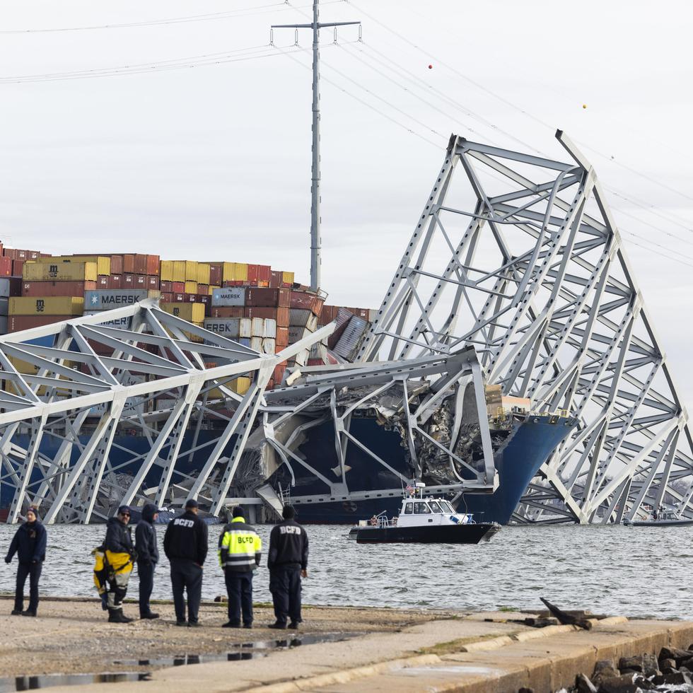 El puerto de Baltimore, uno de los más grandes y con más tráfico del planeta, permanece bloqueado desde la madrugada del martes, cuando el carguero “Dalí” chocó contra el insigne puente, construido en 1977, y provocó su derrumbe.