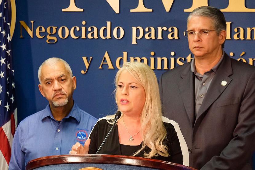 La gobernadora Wanda Vázquez Garced ofreció la información junto a los jefes de agencia. (GFR Media)