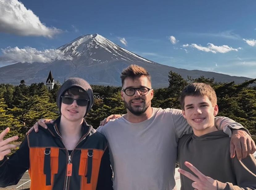 El cantante y actor Ricky Martin, al centro, junto a sus hijos Matteo y Valentino, durante unas vacaciones en Japón.