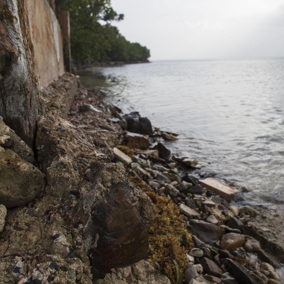 Detalles del asfalto junto al mar, provocado por las construcciones de propiedades en el área de la playa Buyé, en Cabo Rojo.
