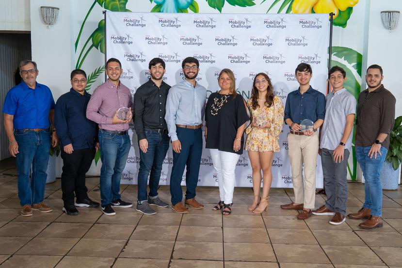 En la foto, los ganadores del Toyota Mobility Challenge, acompañados por Maribel Bengoa (al centro), gerente de mercadeo de Toyota de Puerto Rico.