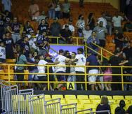 Una pelea se suscitó en las gradas del Coliseo Manuel "Petaca" Iguina de Arecibo durante el cuarto partido entre Capitanes y los Mets de Guaynabo.