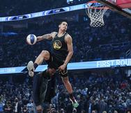 Juan Toscano-Anderson, de México, se eleva para donquear durante la competencia de donqueos de la NBA.