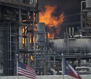 Un incendio arde en una planta química de Shell el viernes 5 de mayo de 2023, en Deer Park, Texas.