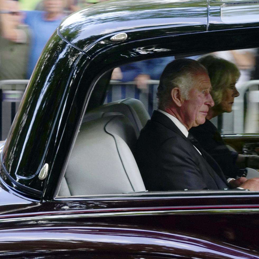 El nuevo rey junto a Camila, reina consorte a su llegada al Palacio Buckingham en Londres, tras la muerte de la reina  Elizabeth II. (Victoria Jones/PA via AP)
