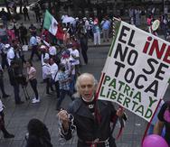 Personas marchan en contra de los intentos del presidente mexicano Andrés Manuel López Obrador de reformar el Instituto Nacional Electoral.
