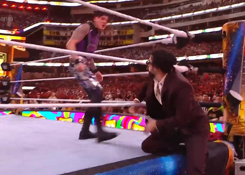 Momento en que Bad Bunny le quita de las manos una cadena al luchador Dominik Mysterio durante el evento WrestleMania 39.