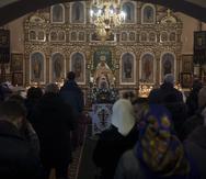 Ucranianos asisten a una misa de Navidad en una iglesia ortodoxa en Bobrytsia, en las afueras de Kiev, Ucrania, el 25 de diciembre de 2022. (AP Foto/Felipe Dana, Archivo)