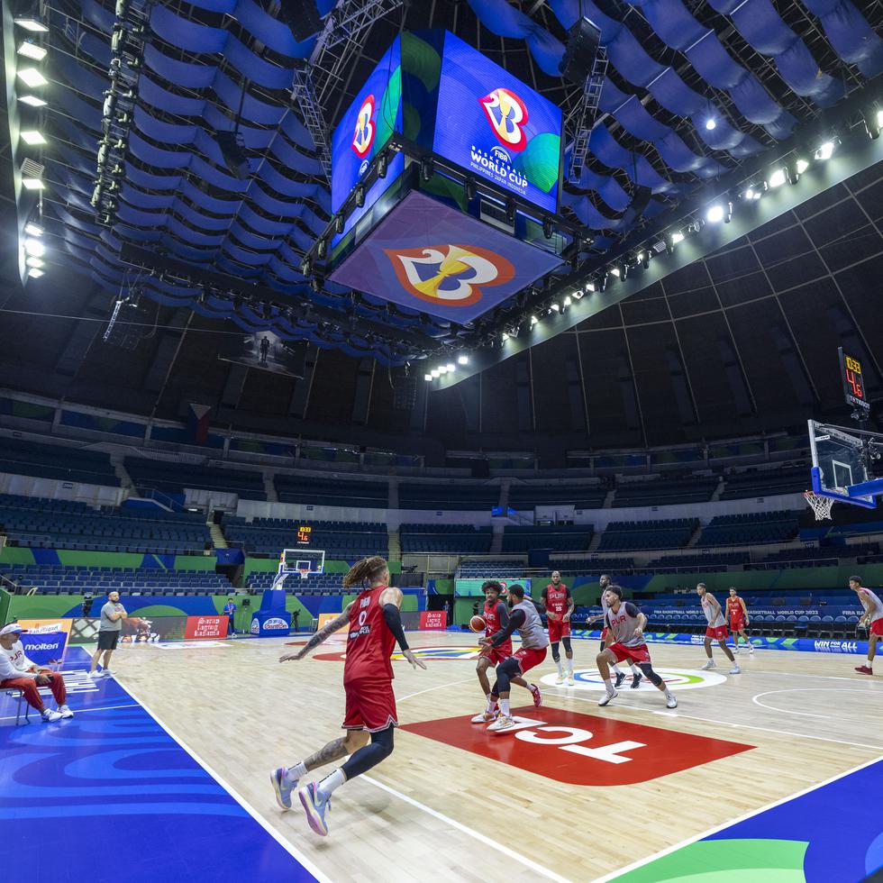 El equipo de Puerto Rico durante su segundo día de prácticas en el Smart Araneta Coliseum en el area de Cubao de Quezon City.