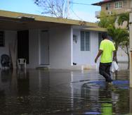 Vega Baja , Puerto Rico, Febrero 7 , 2022 - MCD - FOTOS para ilustrar una historia sobre los estragos de las lluvias que han estado cayendo en Puerto Rico y que se report una acumulacin de mas de 15 pulgadas de lluvia. EN LA FOTO Jorge Lpez (vecino del sector El Corozo en Playa Cerro Gordo) tiene que cruzar por el patio de una vecina para poder acusar a su hogar debido a la inundacin en la comunidad .  FOTO POR:  tonito.zayas@gfrmedia.comRamon " Tonito " Zayas / GFR Media