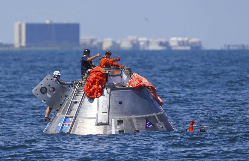 Los astronautas se lanzaron al agua con artefactos de flotación y un bote salvavidas de caucho.  (AP)