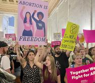 Manifestantes por el derecho al aborto corean consignas frente al Senado de Virginia Occidental antes de una votación sobre un proyecto de ley en torno a la interrupción del embarazo.