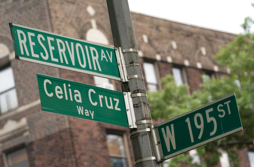 Entre las personas que desvelaron el letrero de Celia Cruz Way el miércoles por la mañana estaba la puertorriqueña Ruth Sánchez Laviera, quien fue amiga y estilista de la salsera.