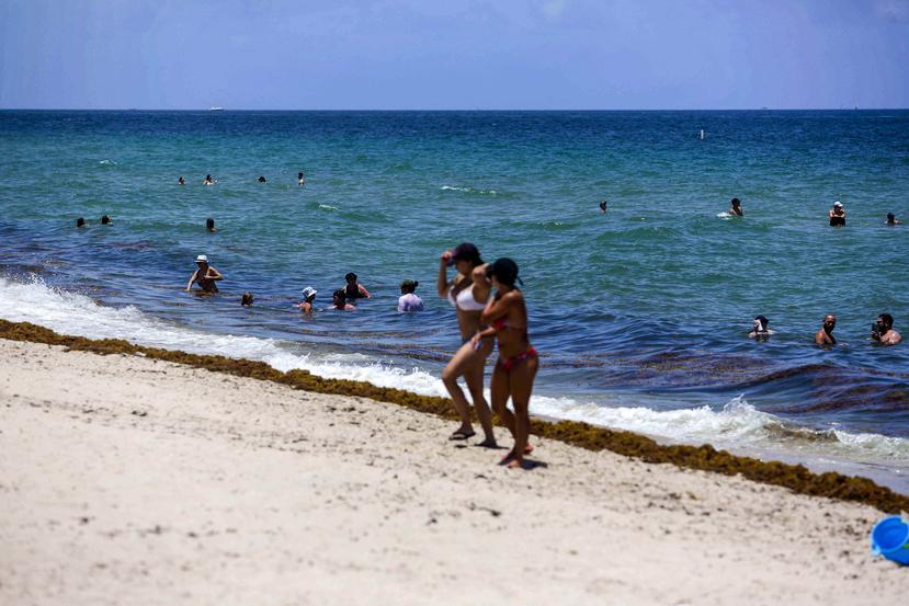 Gente en la playa en Fort Lauderdale, Florida, el jueves 25 de junio de 2020. (Saul Martínez / The New York Times)