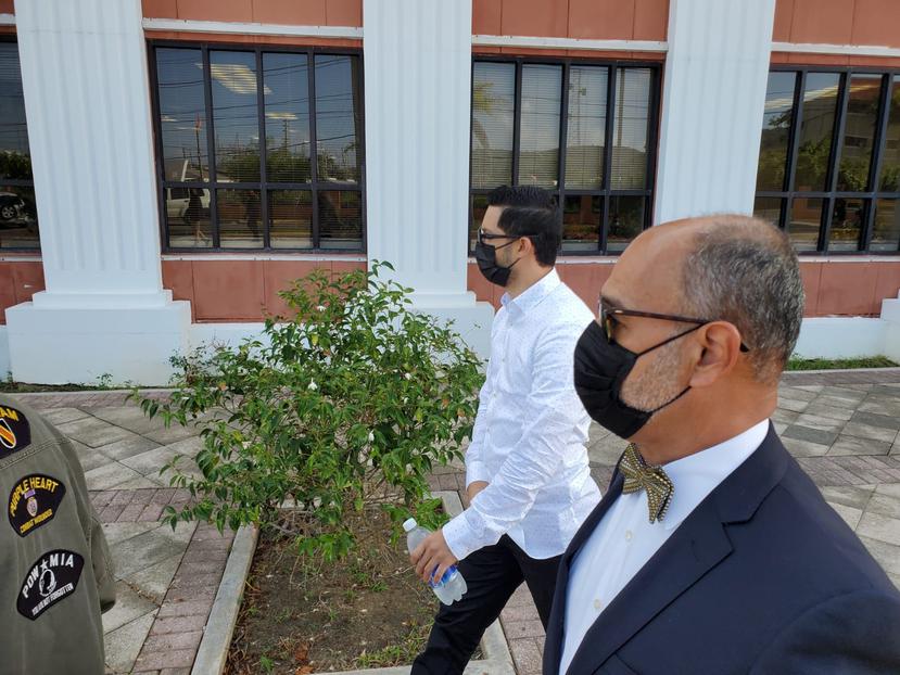 Jensen Medina y su abogado Jorge Gordon Menéndez a su salida del tribunal de Fajardo.