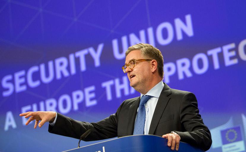 El comisionado de Seguridad europeo Julian King habla en conferencia de prensa en la sede de la UE en Bruselas (AP).