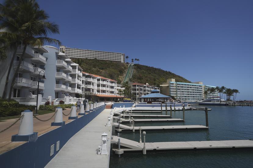 El exterior de El Conquistador Resort, en Fajardo, se pintó en su totalidad en tonos blancos, grises y azules, para darle un toque más elegante. Sobre estas líneas, el área de la marina.