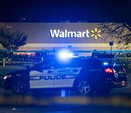 Agentes de policía trabajan en la escena de un tiroteo masivo en el Walmart Supercenter en Chesapeake, Virginia.