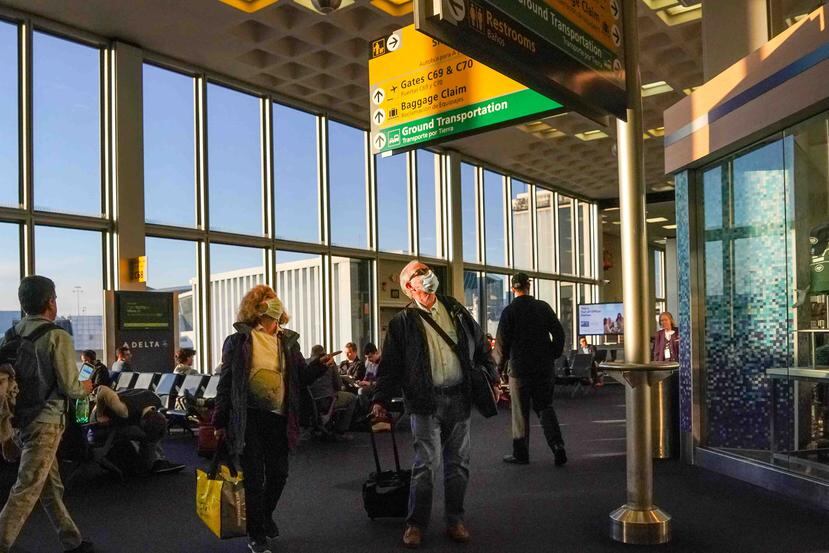 Unos viajeros caminan por el Aeropuerto Internacional John F. Kennedy en Nueva York, el 4 de marzo de 2020. (Chang W. Lee/The New York Times)