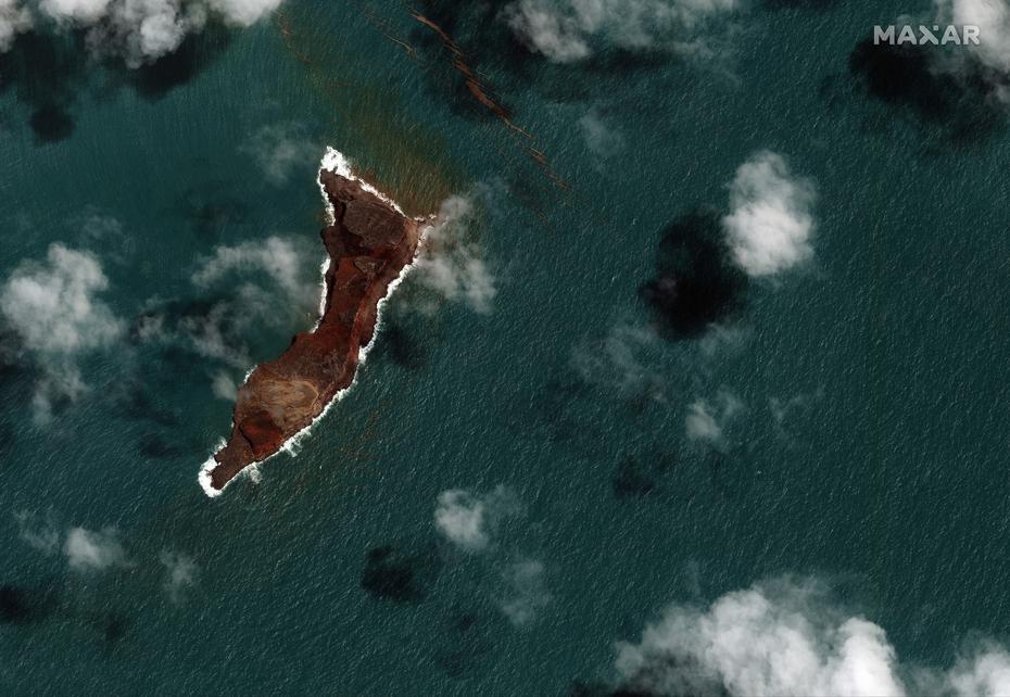 En esta imagen por satélite, proporcionada por Maxar Technologies, muestra una vista del volcán Hunga Tonga Hunga Ha'apai en Tonga, el martes 18 de enero.