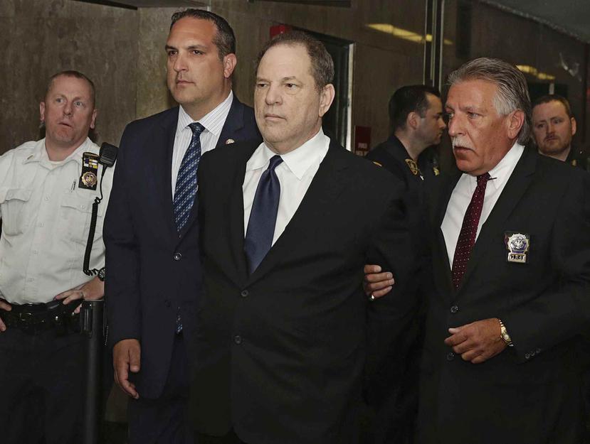 Harvey Weinstein, esposado, es escoltado a una sala de un juzgado en Nueva York. (AP)