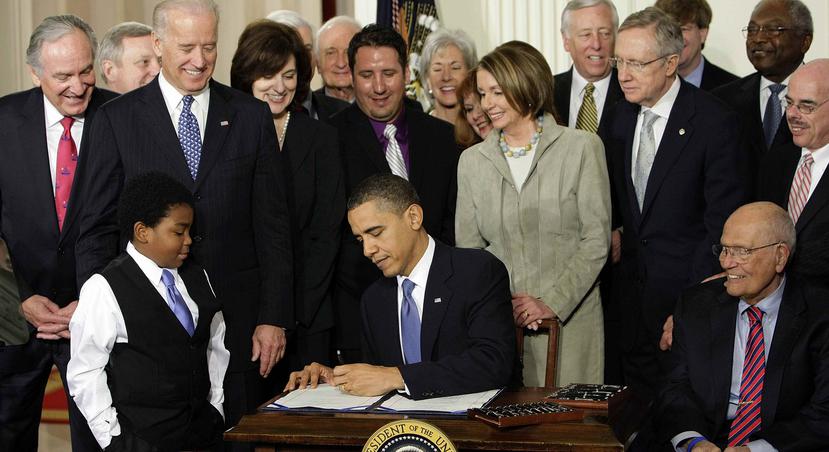 El presidente Barack Obama firma la ley que reforma el sistema de salud nacional, mejor conocido como Obamacare, en la Casa Blanca el 23 de marzo del 2010. (Archivo / AP)