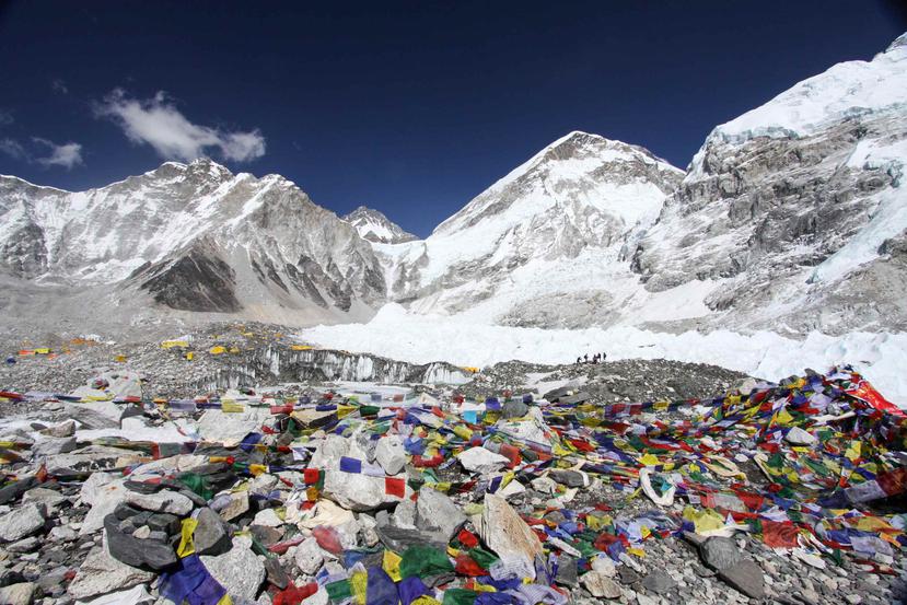 Decenas de montañeros en el Everest murieron, resultaron heridos o murieron en la avalancha desatada por un terremoto. (AP / Tashi Sherpa)
