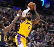 El alero de los Lakers de Los Ángeles, LeBron James, jugó por última vez el 26 de febrero antes de lesionarse el pie derecho.