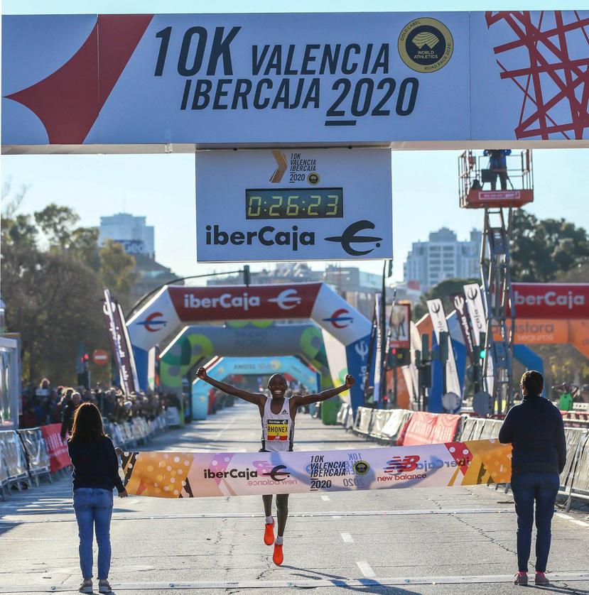 Rhonez Kipruto sonríe al llegar a la meta de la carrera Valencia Ibercaja. (Twitter / 10K Valencia Ibercaja)