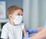 Es importante visitar al pediatra para verificar que las vacunas de los menores estén al día.