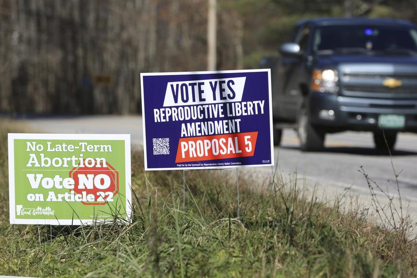 Carteles de la campaña en contra y a favor de una propuesta de enmienda constitucional que garantizaría el acceso a derechos reproductivos como el aborto en una carretera en Middlesex, Vermont.