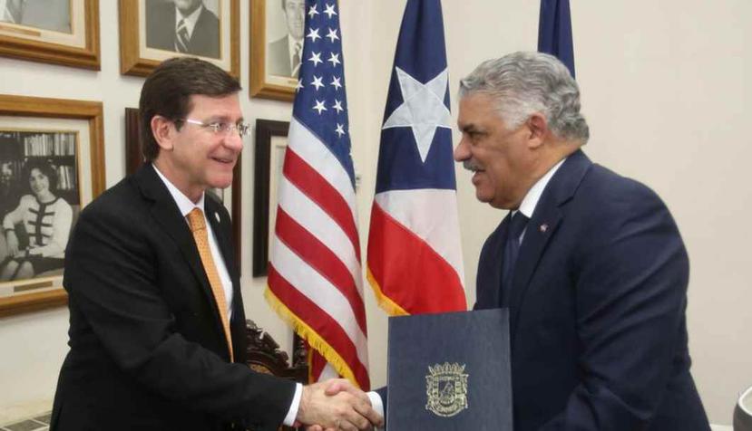 A la izquierda el secretario de Estado, Luis Rivera Marín, acompañado del canciller de Relaciones Exteriores de República Dominicana, Miguel Vargas. (Suministrada)