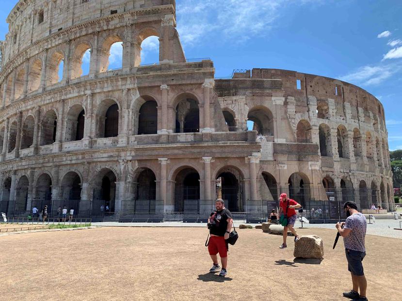 Vista de los escasos turistas en las inmediaciones del Coliseo en Roma. (Efe)