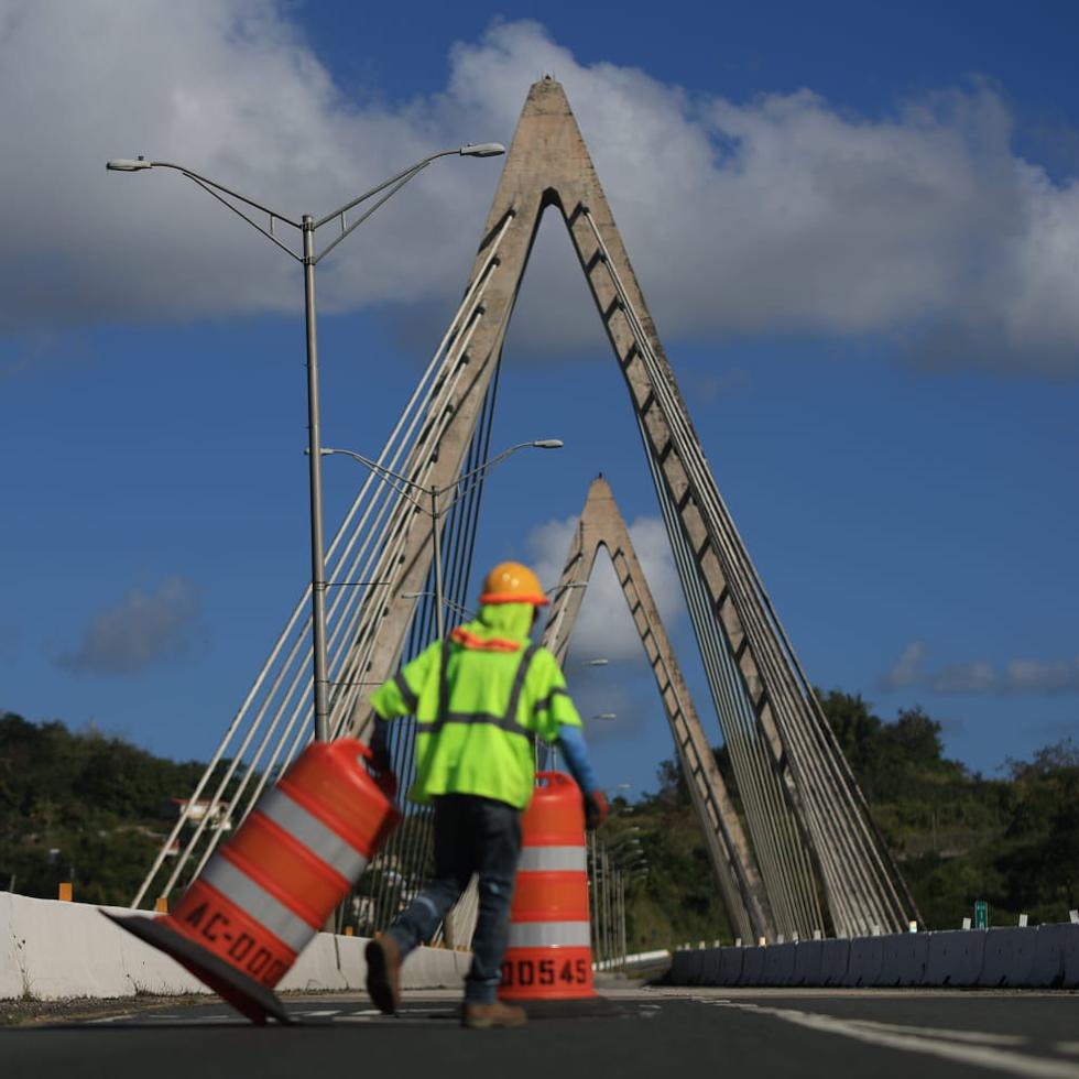 El Puente Atirantado en Naranjito fue cerrado para corregir las fallas estructurales.