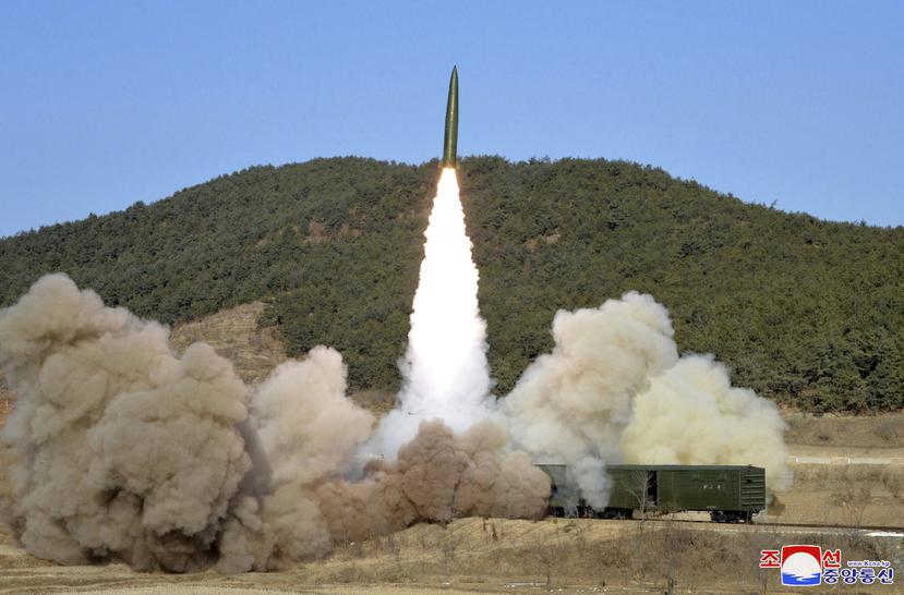 Esta fotografía, facilitada por el gobierno norcoreano el sábado 15 de enero de 2022, muestra una prueba de misiles desde un tren el 14 de enero de 2022, en la provincia de Pyongan del Norte, Corea del Norte.