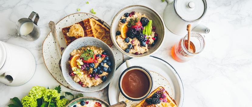 Es importante integrar a la primera comida del día una ración buena de carbohidratos como cereales, de preferencia de grano integral. (Brooke Lark / Unsplash)