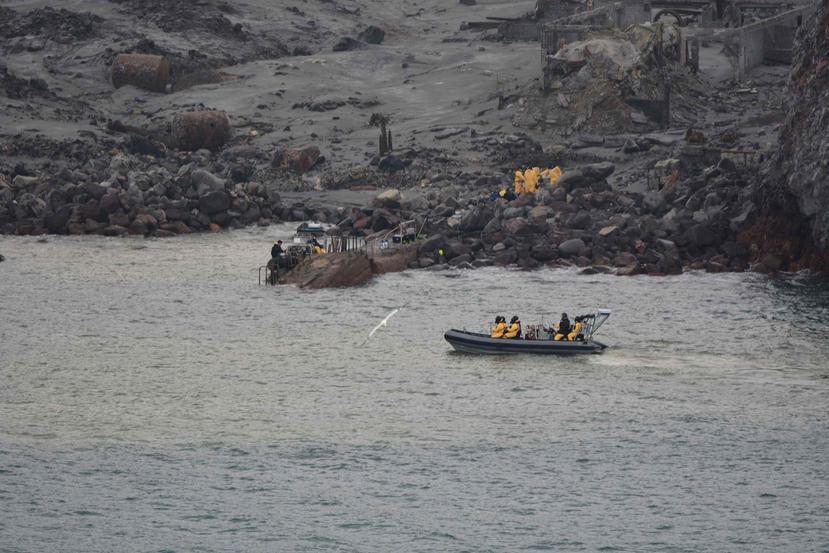 Miembros de una unidad de rescate comienzan la búsqueda de cuerpos en la isla White luego de una erupción que ocurrió el pasado lunes. (Fuerzas de Defensa de Nueva Zelanda vía AP)