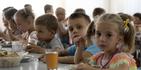 Niños de orfanatos de la región de Donetsk fotografiados durante el almuerzo en un campamento de Zolotaya Kosa, sobre el mar de Azov.