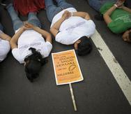 Una foto de archivo que muestra a un grupo de mujeres que protestan para exigir la despenalización del aborto en El Salvador.