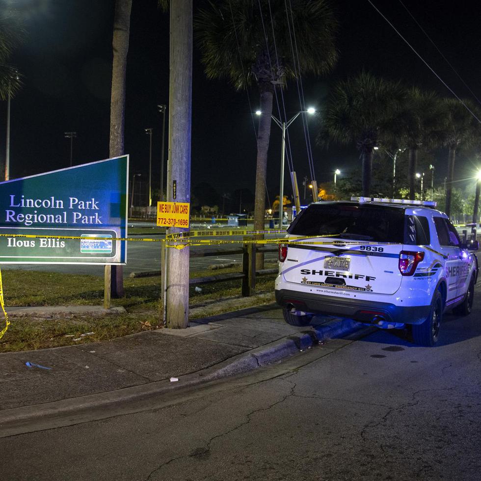 Agentes del alguacil del condado de St. Lucie trabajan en la escena del crimen tras un tiroteo en el parque Ilous Ellis en Fort Pierce, Florida, EE. UU.