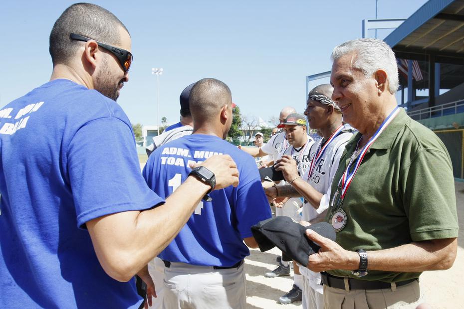 Se supone que Misla Aldarondo cumpliera sus sentencias en el 2018. En la foto, Misla Aldarondo saluda al exboxeador Manuel Alejandro "Manny" Siaca durante un partido de sóftbol celebrado en el 2011 en Toa Baja.